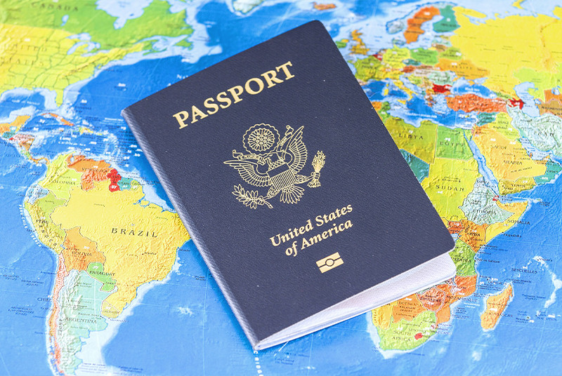 パスポートと地図の画像